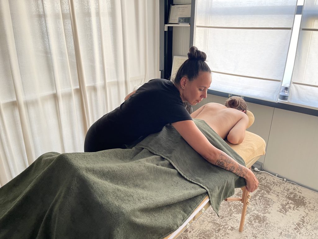 Tamara geeft een gerichte rugmassage aan een klant in haar praktijk